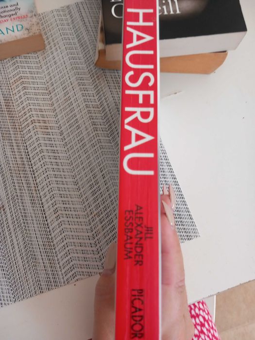 Livro inglês Haus Frau de Jill Alexander Essbaum
