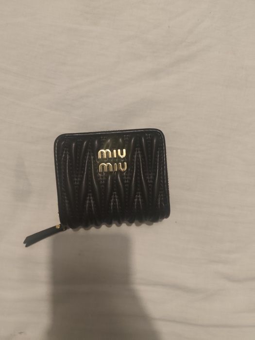 Carteira miumiu nova com cartão e caixa