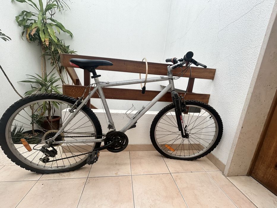 Vendo Bicicleta com algumas marcas de uso