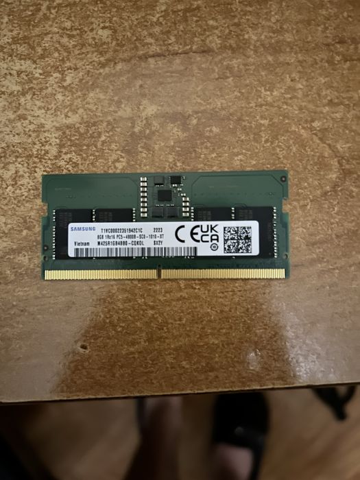 2 плашки оперативної пам’яті SODIMM DDR5 від Samsung.