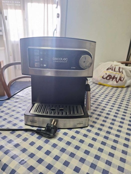 Máquina de café Cecotec em bom estado pouco uso