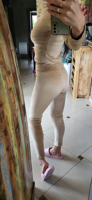 Beżowy dres damski welurowy logo premium cyrkonie perły S