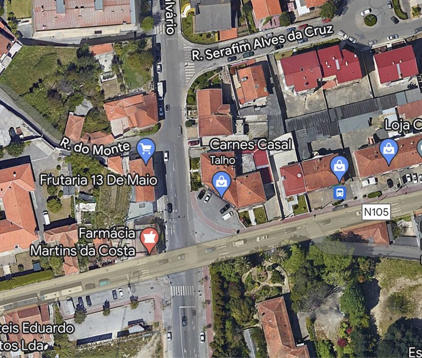 Moradia T3 de tres frentes em Aguas Santas, Jardim e garagem .