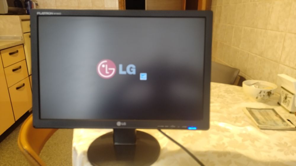 монітор LG FLATRON w1942s в гарному стані б/у
