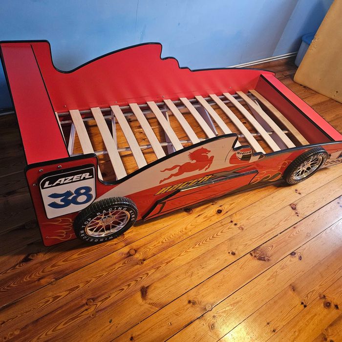 Łóżko w kształcie auta