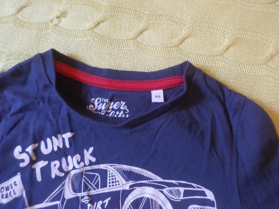 Camisola azul escura com camião monstro