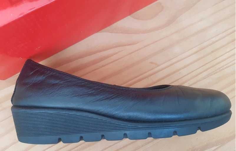 Sapatos 37,5 de cunha pretos em pele e borracha marca Aerosoles (ver todas as fotos)