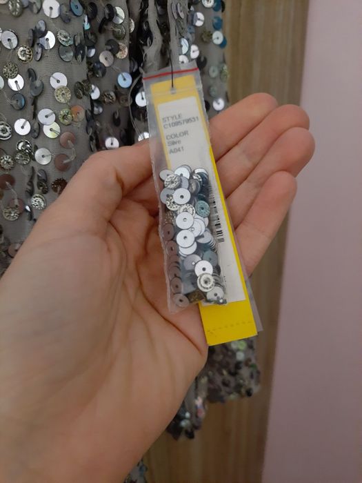 Sukienka Jedwabna cekinowa srebrna M Alice + Olivia