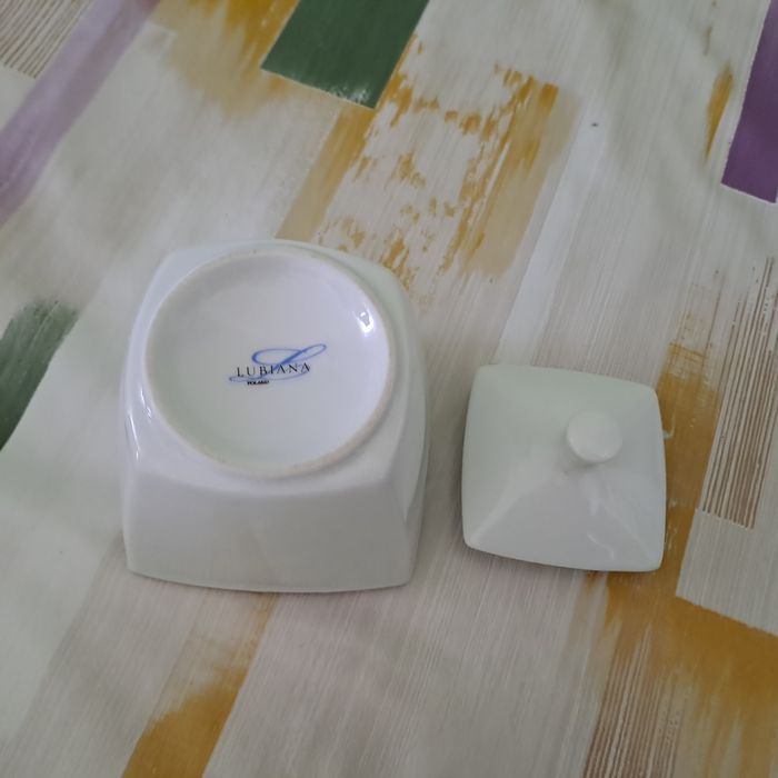 Biała porcelanowa cukiernica Lubiana.