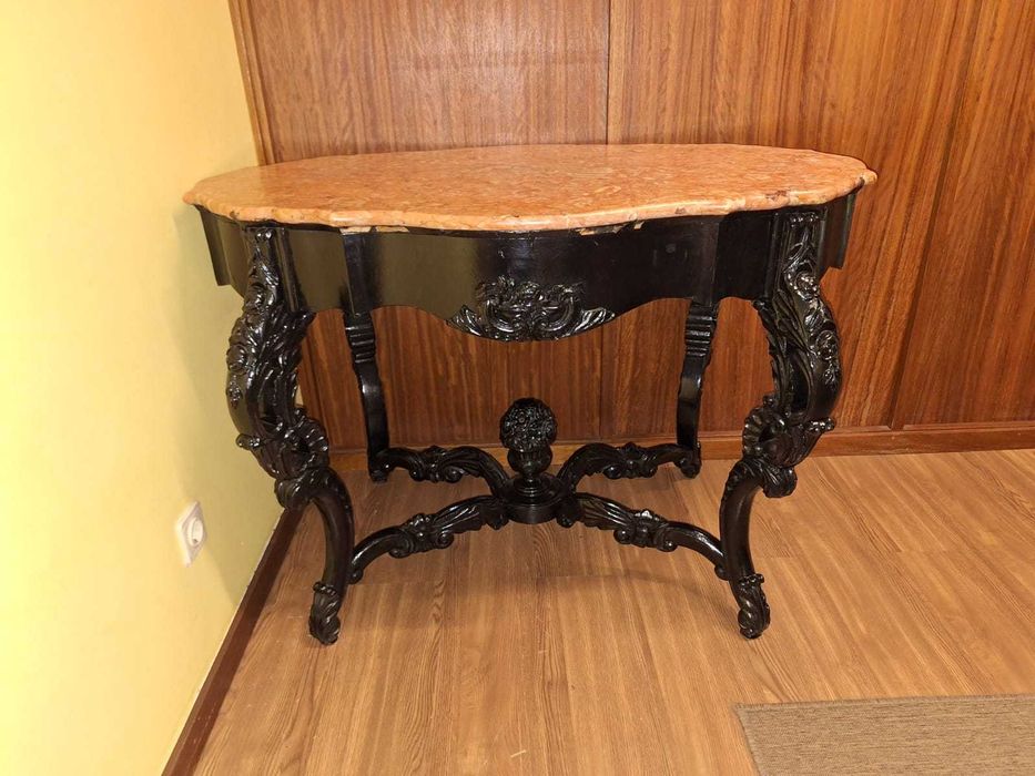 A Mesa Vitoriana, pé madeira trabalhada e tampo mármore