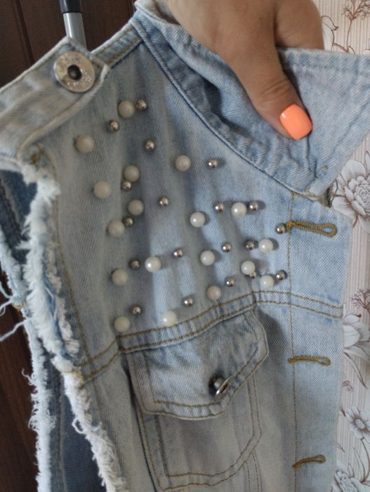 Джинсова жилетка безрукавка