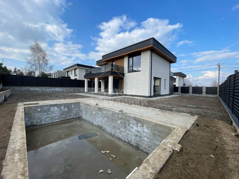 Красивий будинок в стилі Хай-Тек. Газ. Навіс. Охорона
