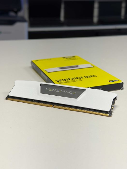 Pamięć RAM Corsair Vengeance 32GB DDR5 DRAM 5600MT/s CL40 | Biały | Darmowa wysyłka!