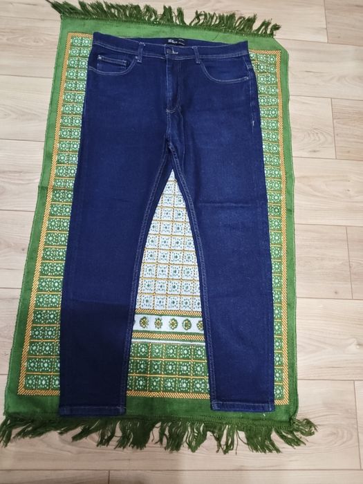 Granatowe jeansy