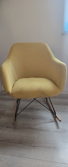 Żółty fotel bujany