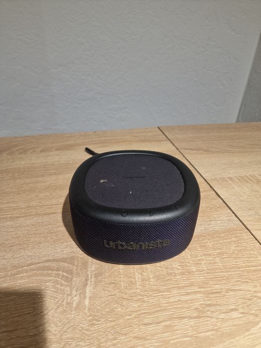 Показано портативну колонку Urbanista Malibu Solar Bluetooth Speaker.