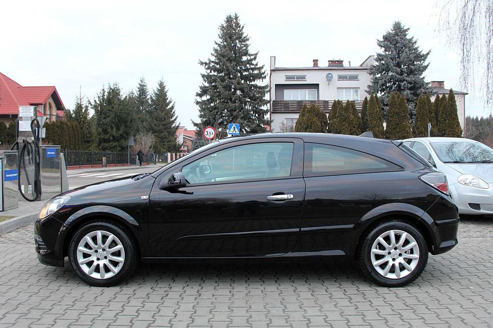 Opel Astra GTC.Niski przebieg.Klimatyzacja