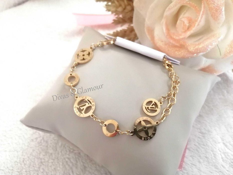 Vários modelos de pulseiras no anúncio