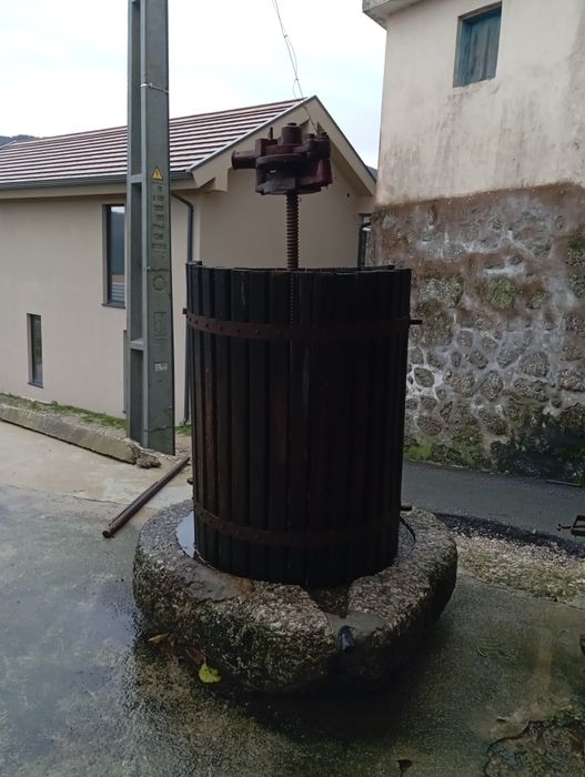 Prensa de vinho antiga em pedra