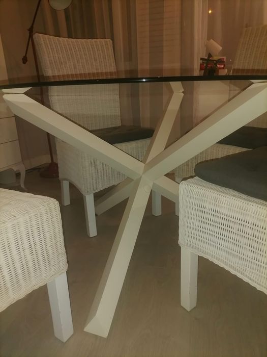 Mesa redonda e cadeiras