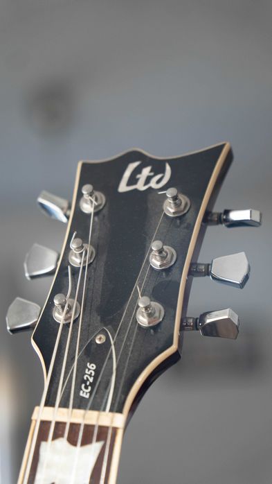 Guitarra ESP LTD EC-256 - Em bom estado
