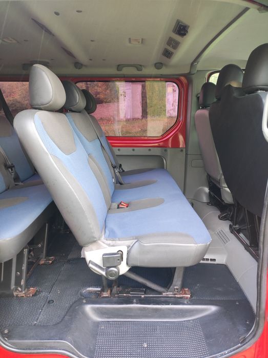 Renault Trafic long 9 osób 2011 rok