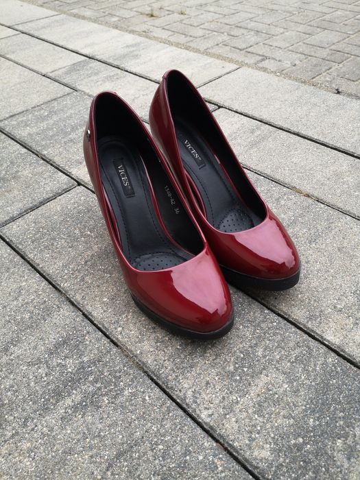 Bordowe buty na słupku roz. 36