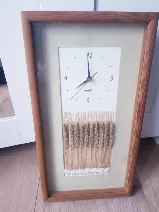 Zegar ścienny w drewnianej oprawie marki Neo Spiro