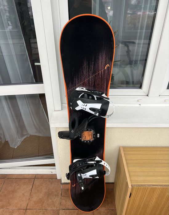 Deska snowboardowa HEAD ROCKA FW 4D – 158 cm + wiązania Aiden