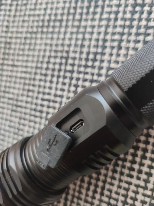 Lanterna XHP 70 com bateria recarregável