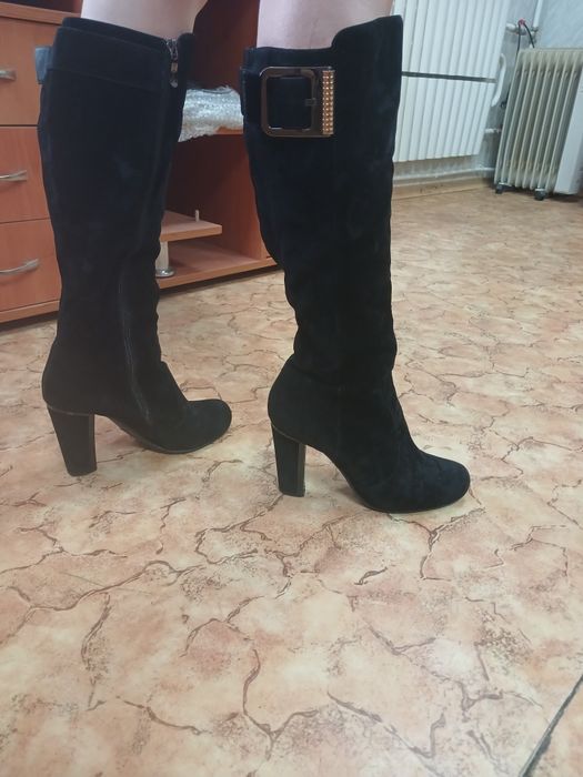 Продам замшевые ботинки демисизонные, состояние новых(обувала 2 раза, не подошел размер) каблук 9см, размер 39, полномерные