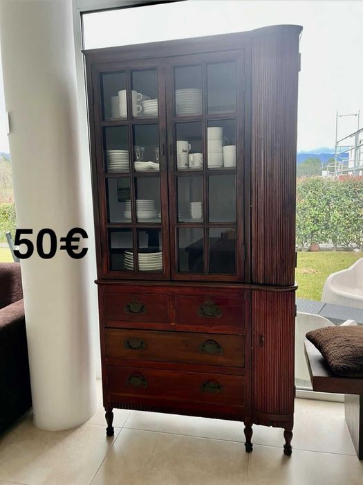 Cristaleira em madeira com portas de vidro – Amares