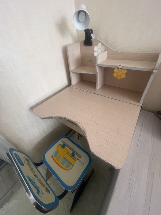 Письмовий дитячий стіл з поличками і стільчиком