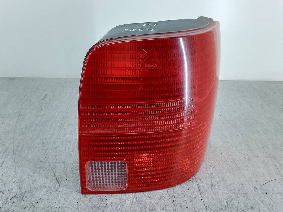 LAMPA TYLNA PRAWA VW PASSAT B5 3B9945112F KOMBI