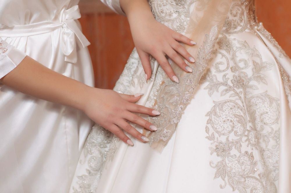 Весільна сукня  атласна з довгим шлейфом який застібується