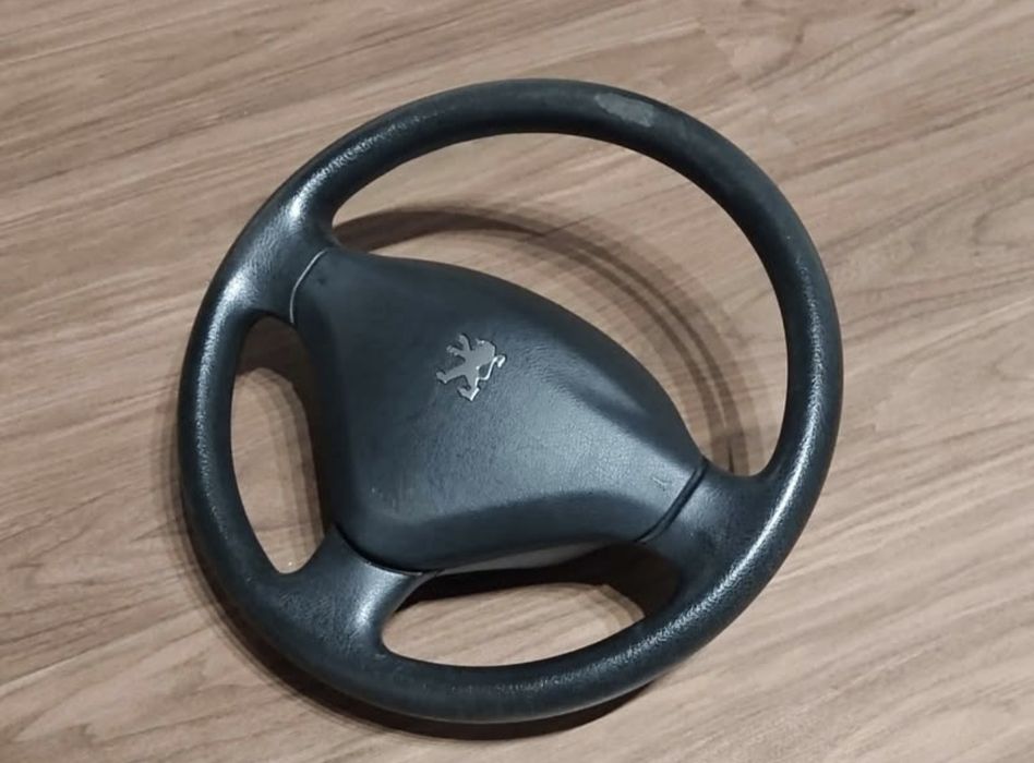 Volante Peugeot com airbag