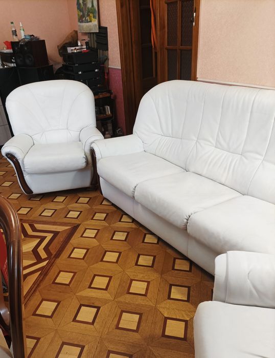 Білий шкіряний диван та два крісла (Італія)