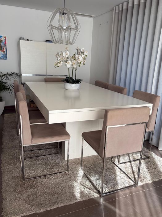 Mesa com 8 cadeiras Laskasas