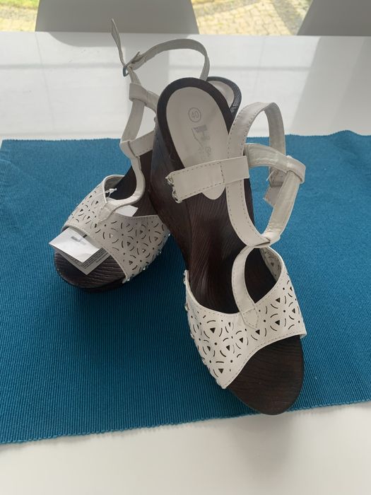 Białe sandały ażurowe