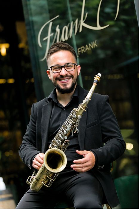 Dj, wodzirej, saksofonista na wesele w dobrym stylu. Saksofon