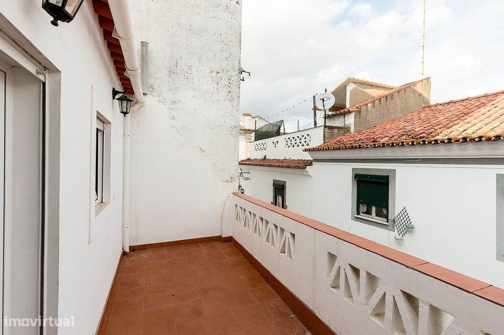 Moradia T3 de Rés do Chão e 1º Andar c/ Terraço no Centro Histórico de