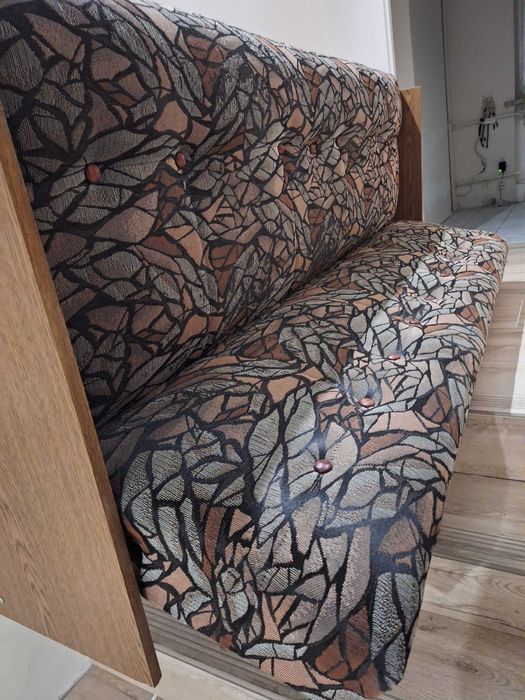 Wersalka rozkładana z pojemnikiem na pościel