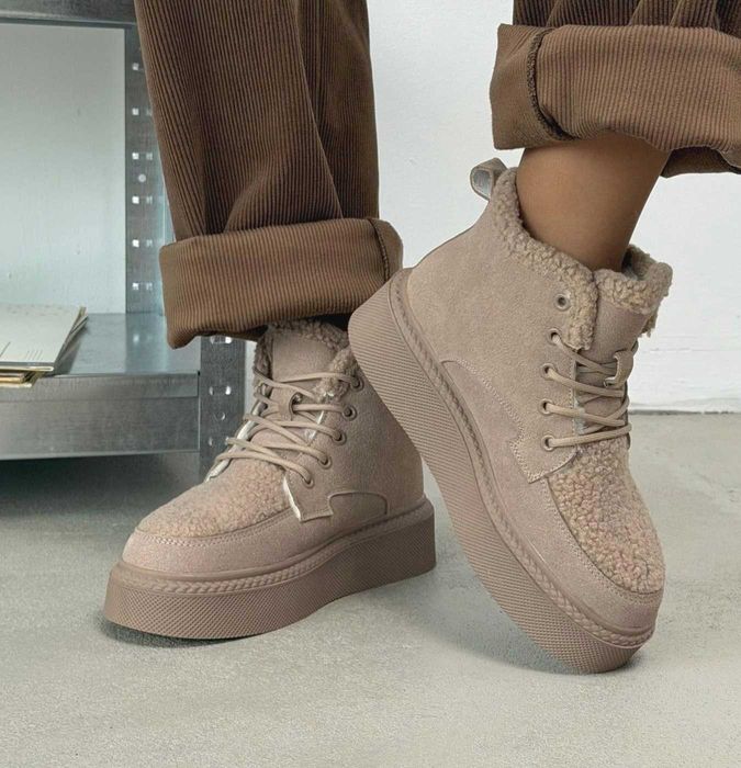 Женские зимние замшевые ботинки кроссовки на меху бежевые