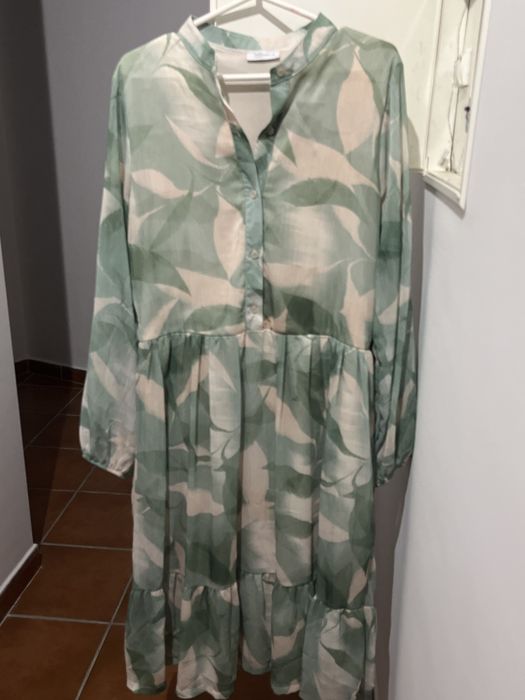 Vestido midi em tons de verde