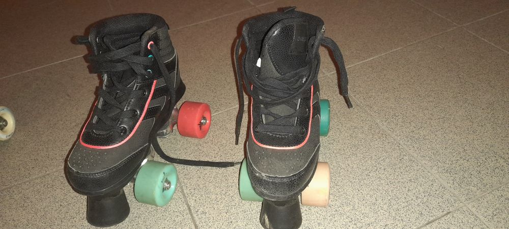 Patins tamanho os brancos 36 e os pretos 32