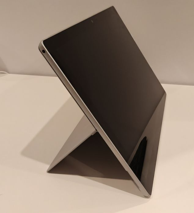 Microsoft Surface Pro 5 (8GB RAM / 256GB SSD) – Muito Bom Estado