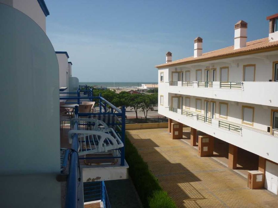 T1 na praia de Altura, com piscina e estacionamento.