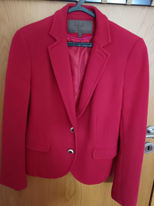 Blazer vermelho , da Cortefiel Women,com um corte muito bonito!