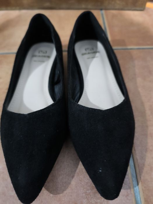 Sapatos pretos de camurça