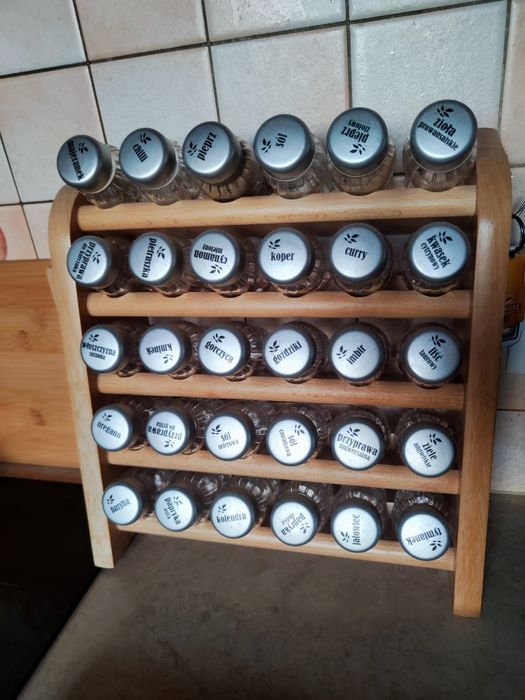 Organizer drewniany na przyprawy szklane słoiczki